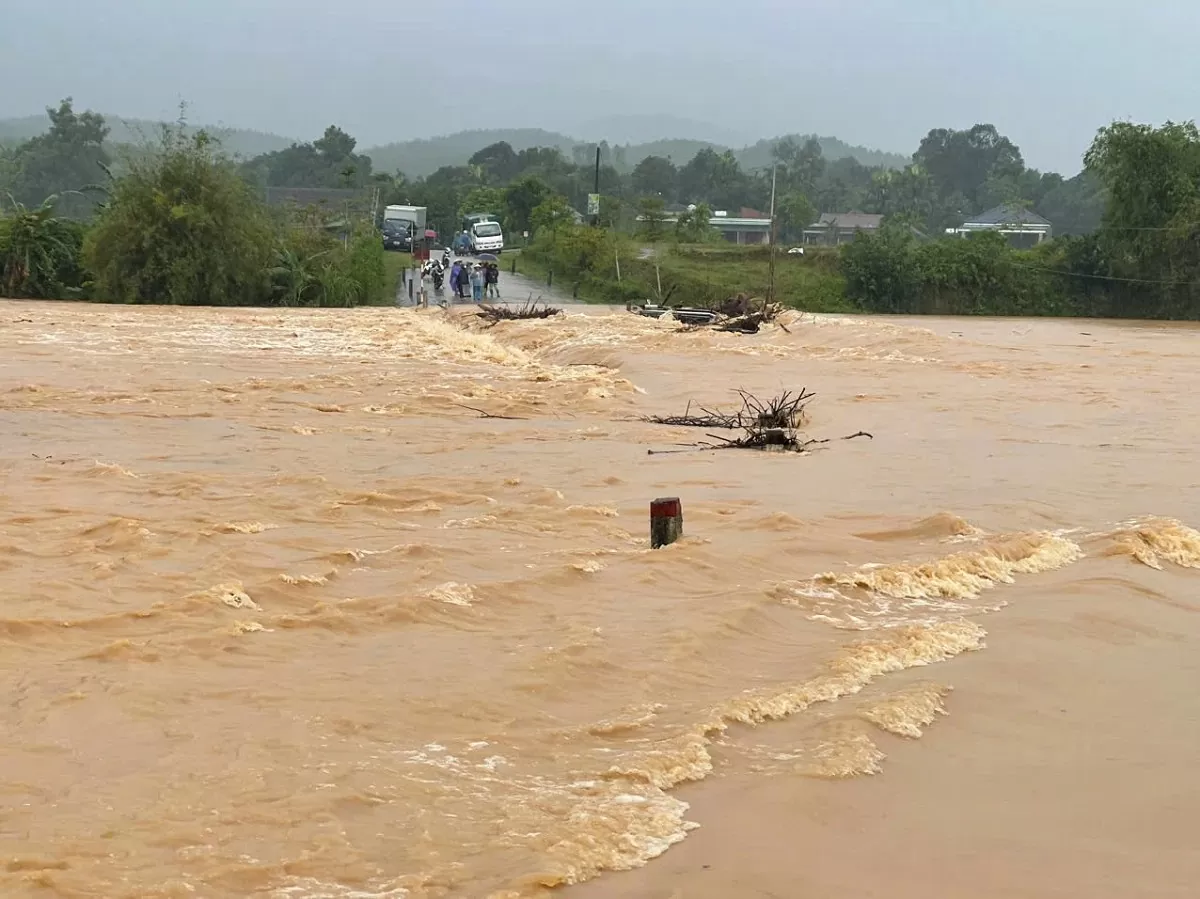 Hà Tĩnh mưa lớn, nhiều Nhiều cầu tràn ngập sâu khiến giao thông bị chia cắt (Ảnh:CTV)