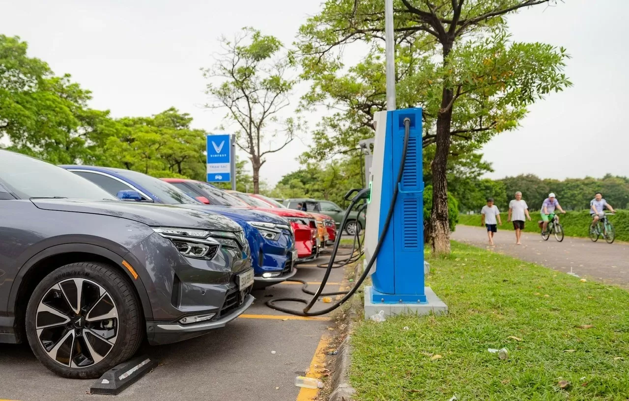Chính phủ Việt Nam hướng tới đồng bộ, mở rộng hệ thống trạm sạc xe điện. Ảnh: VinFast