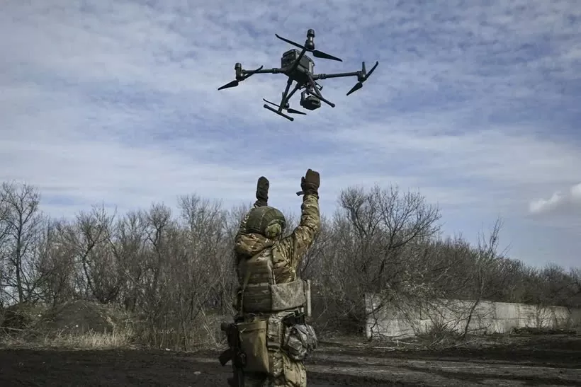 Binh sỹ Ukraine điều khiển một máy bay không người lái. Ảnh: AFP