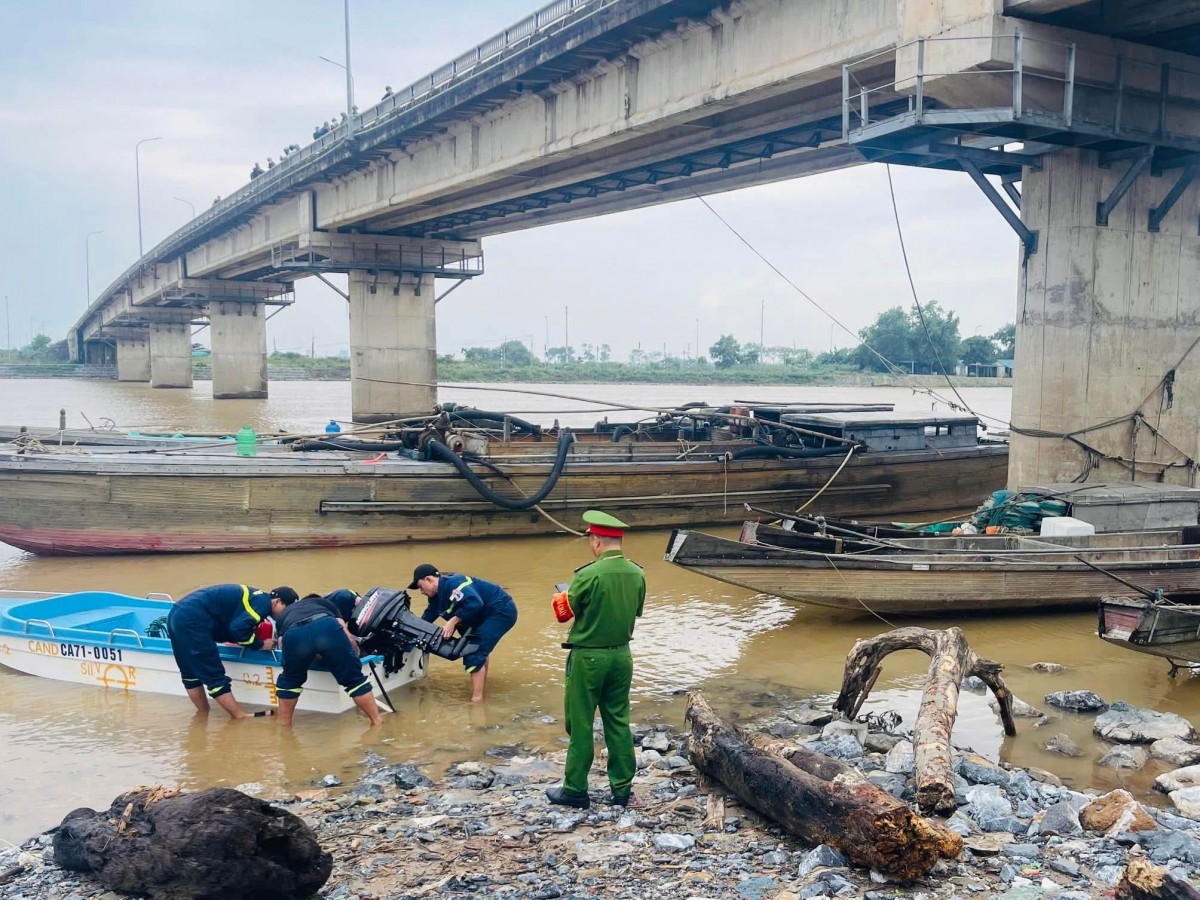 Lực lượng chức năng tỉnh Quảng Trị hiện đang triển khai tìm kiếm một người bị đuối nước tại cầu Đại Lộc 