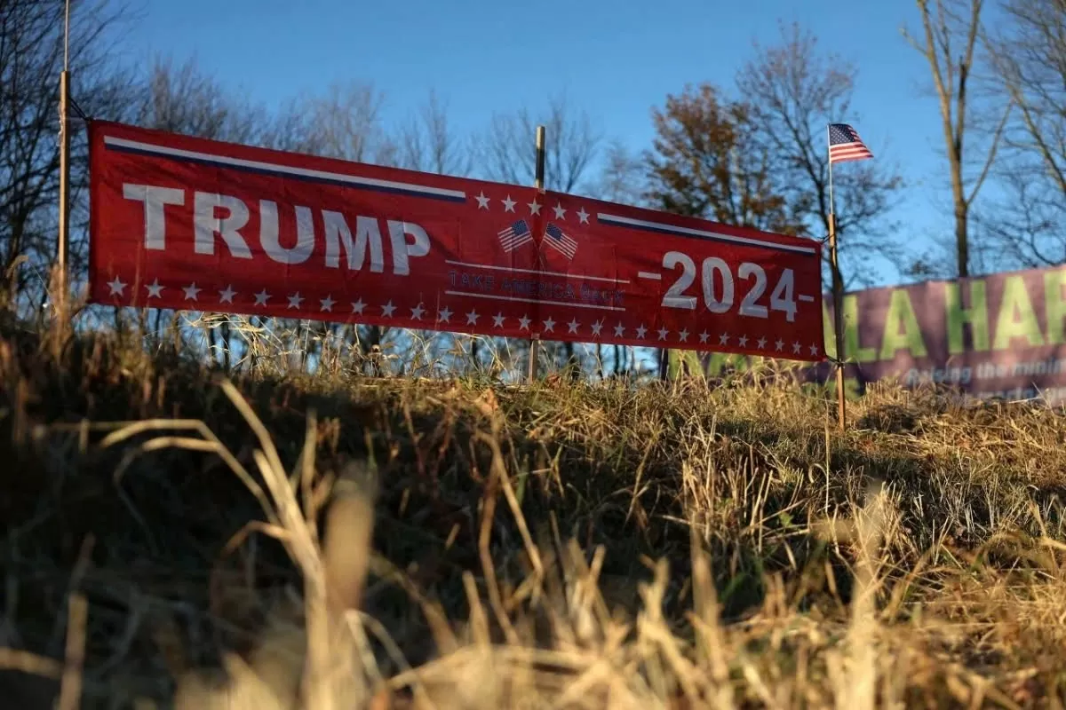 Băng rôn quảng bá của chiến dịch tranh cử của ông Trump tại Bartonsville, Pennsylvania. Ảnh: Getty