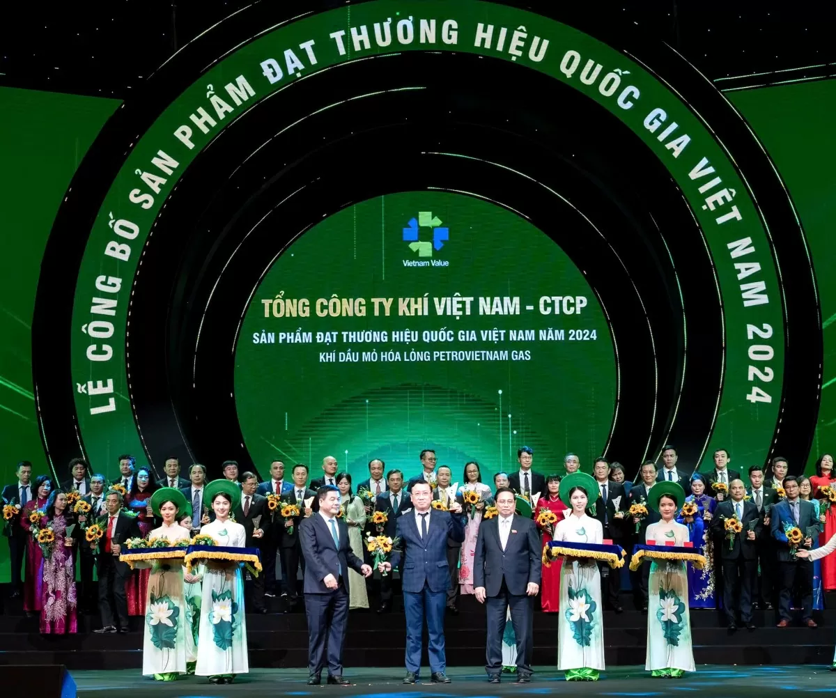 Ông Nguyễn Công Luận, Phó Tổng Giám đốc PV GAS   nhận biểu trưng Thương hiệu Quốc gia 2024