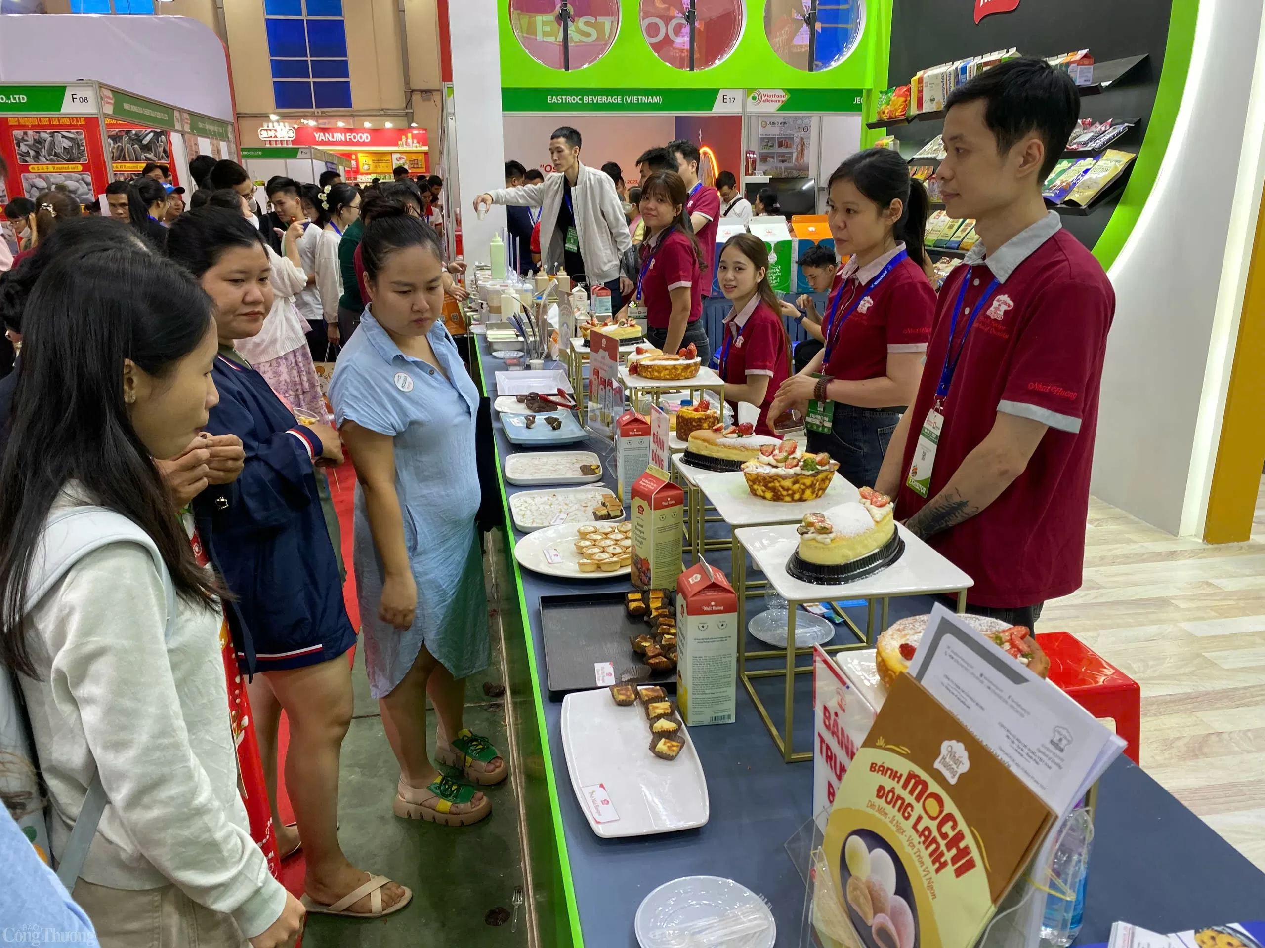 Hà Nội: Người dân thích thú nếm hương vị quốc tế tại Triển lãm thực phẩm lớn nhất Việt Nam Hà Nội: Người dân thích thú nếm hương vị quốc tế tại Triển lãm thực phẩm lớn nhất Việt Nam