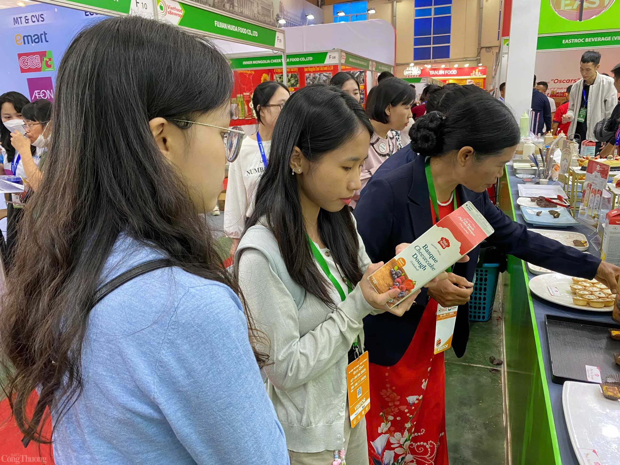 Hà Nội: Người dân thích thú nếm hương vị quốc tế tại Triển lãm thực phẩm lớn nhất Việt Nam Hà Nội: Người dân thích thú nếm hương vị quốc tế tại Triển lãm thực phẩm lớn nhất Việt Nam