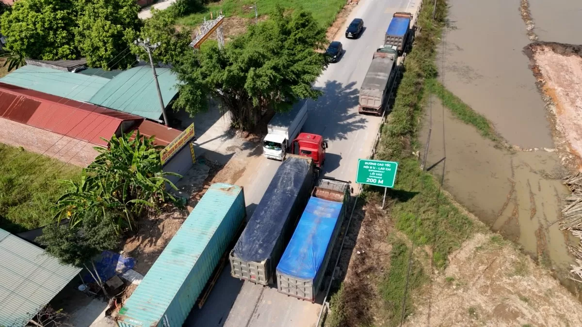 Kỳ lạ những đoàn xe container 'không nóc' ở Vĩnh Phúc