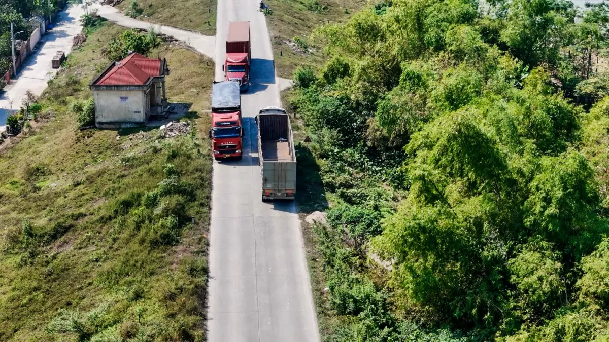 Kỳ lạ những đoàn xe container 'không nóc' ở Vĩnh Phúc