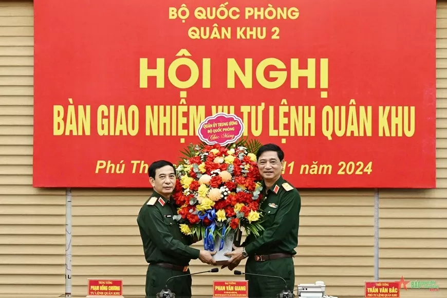 Bàn giao nhiệm vụ Tư lệnh Quân khu 2 giữa Trung tướng Phạm Hồng Chương và Thiếu tướng Trần Văn Bắc