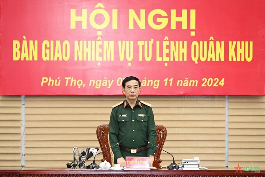 Bàn giao nhiệm vụ Tư lệnh Quân khu 2 giữa Trung tướng Phạm Hồng Chương và Thiếu tướng Trần Văn Bắc