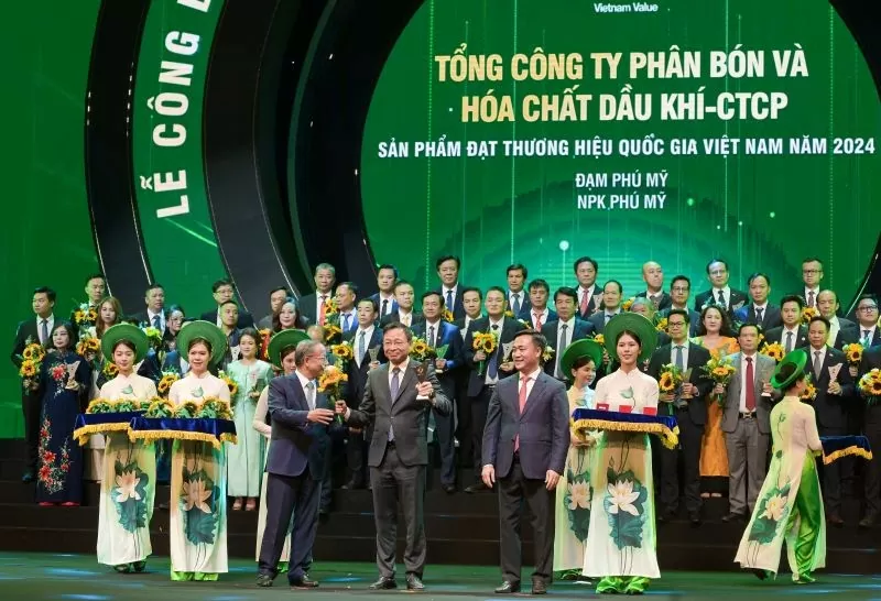 Ông Phan Công Thành - Tổng giám đốc PVFCCo nhận biểu trưng Thương hiệu Quốc gia 2024