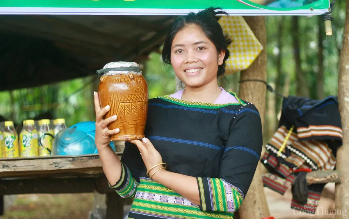 Đa dạng hình thức kinh doanh ‘thời vụ’ trong tuần lễ hoa dã quỳ ở Gia Lai