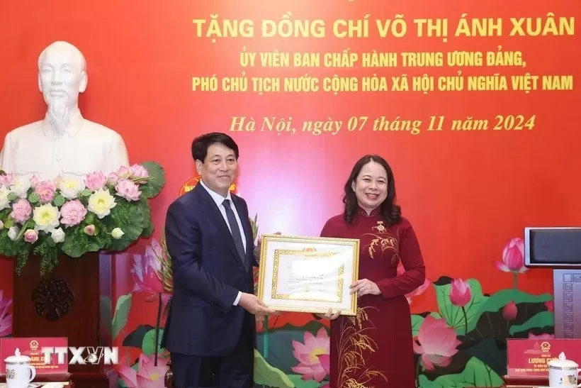 Trao huy hiệu 30 năm tuổi Đảng cho Phó Chủ tịch nước Võ Thị Ánh Xuân