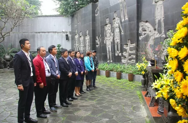 Chi bộ Phòng Triển khai dịch vụ dâng hương tại Khu di tích nhà tù Hỏa Lò trong sinh hoạt chuyên đề Quý IV năm 2023.