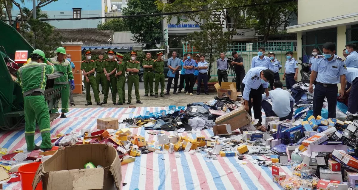 Cục Quản lý thị trường Khánh Hòa tiêu hủy hàng chục nghìn sản phẩm nhập lậu, không rõ nguồn gốc