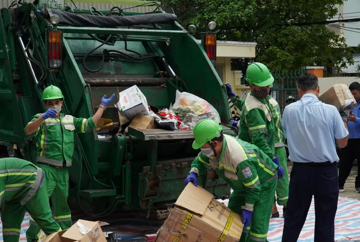 Cục Quản lý thị trường Khánh Hòa tiêu hủy hàng chục nghìn sản phẩm nhập lậu, không rõ nguồn gốc