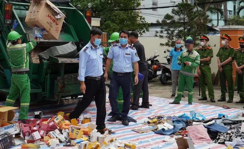 Cục Quản lý thị trường Khánh Hòa tiêu hủy hàng chục nghìn sản phẩm nhập lậu, không rõ nguồn gốc