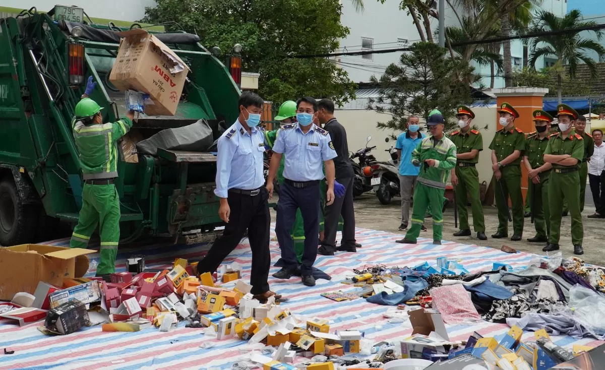 Cục Quản lý thị trường Khánh Hòa tiêu hủy hàng chục nghìn sản phẩm nhập lậu, không rõ nguồn gốc