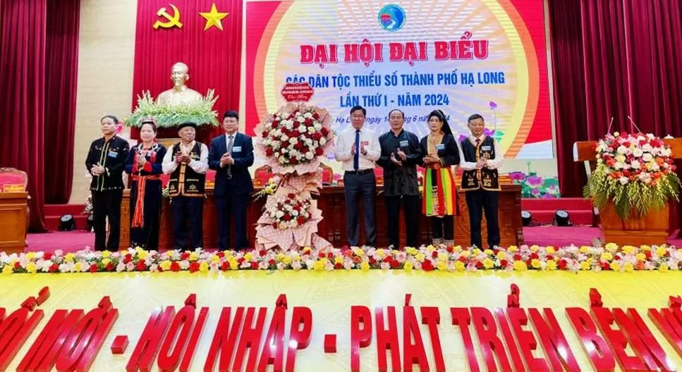 Đồng chí Lục Thành Chung, Trưởng Ban Dân tộc tỉnh, Phó trưởng Ban Chỉ đạo Đại hội Đại biểu các DTTS tỉnh tặng hoa chúc mừng Đại hội Đại biểu các dân tộc TP Hạ Long lần thứ I-2024.