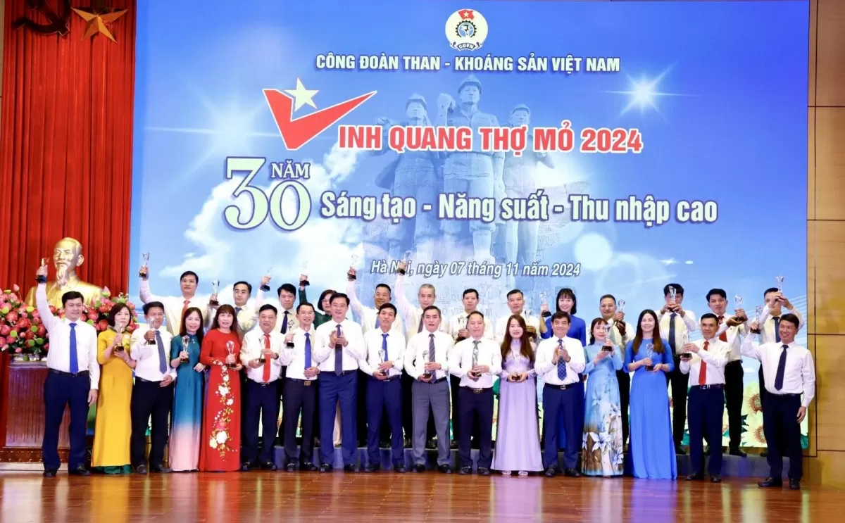 Vinh quang thợ mỏ: “30 năm Sáng tạo - Năng suất - Thu nhập cao” Vinh quang thợ mỏ: “30 năm Sáng tạo - Năng suất - Thu nhập cao”