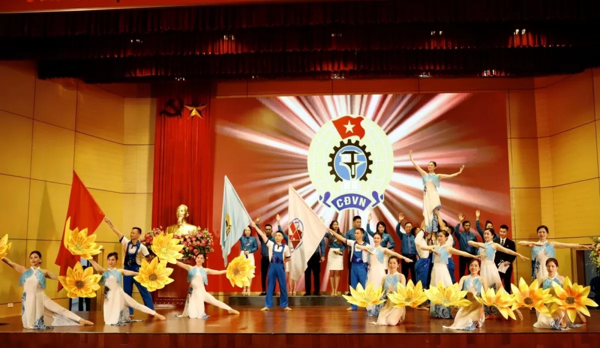 Vinh quang thợ mỏ: “30 năm Sáng tạo - Năng suất - Thu nhập cao” Vinh quang thợ mỏ: “30 năm Sáng tạo - Năng suất - Thu nhập cao”