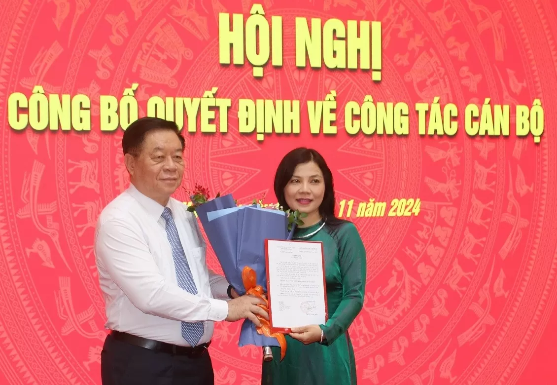 Trưởng Ban Tuyên giáo Trung ương Nguyễn Trọng Nghĩa trao Quyết định và tặng hoa chúc mừng đồng chí Trần Thị Phương Lan, Vụ trưởng Vụ Văn hóa - Văn nghệ.