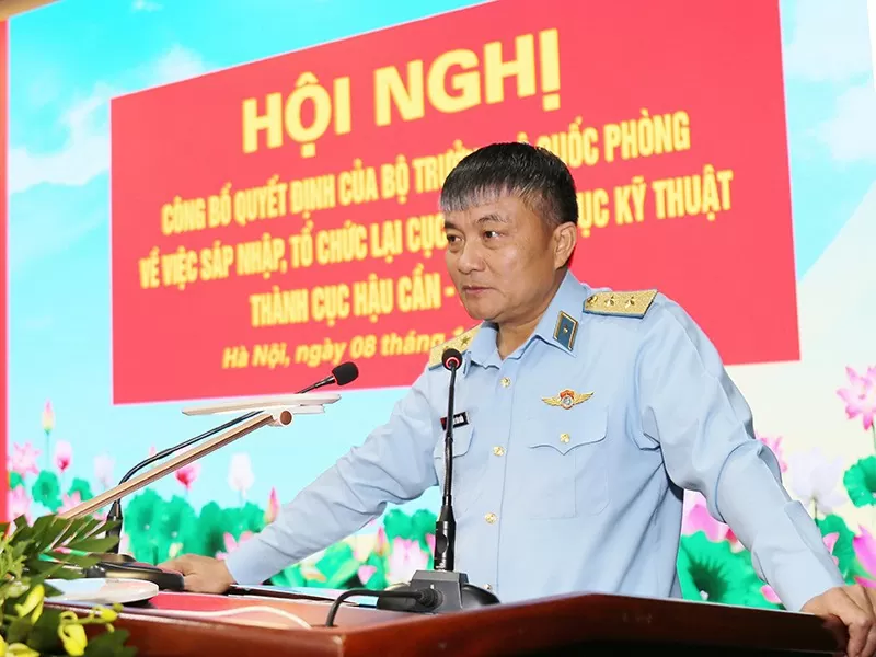 Trung tướng Nguyễn Văn Hiền, Ủy viên Ban Chấp hành Trung ương Đảng, Tư lệnh Quân chủng Phòng không - Không quân phát biểu tại hội nghị. Ảnh: PKKQ