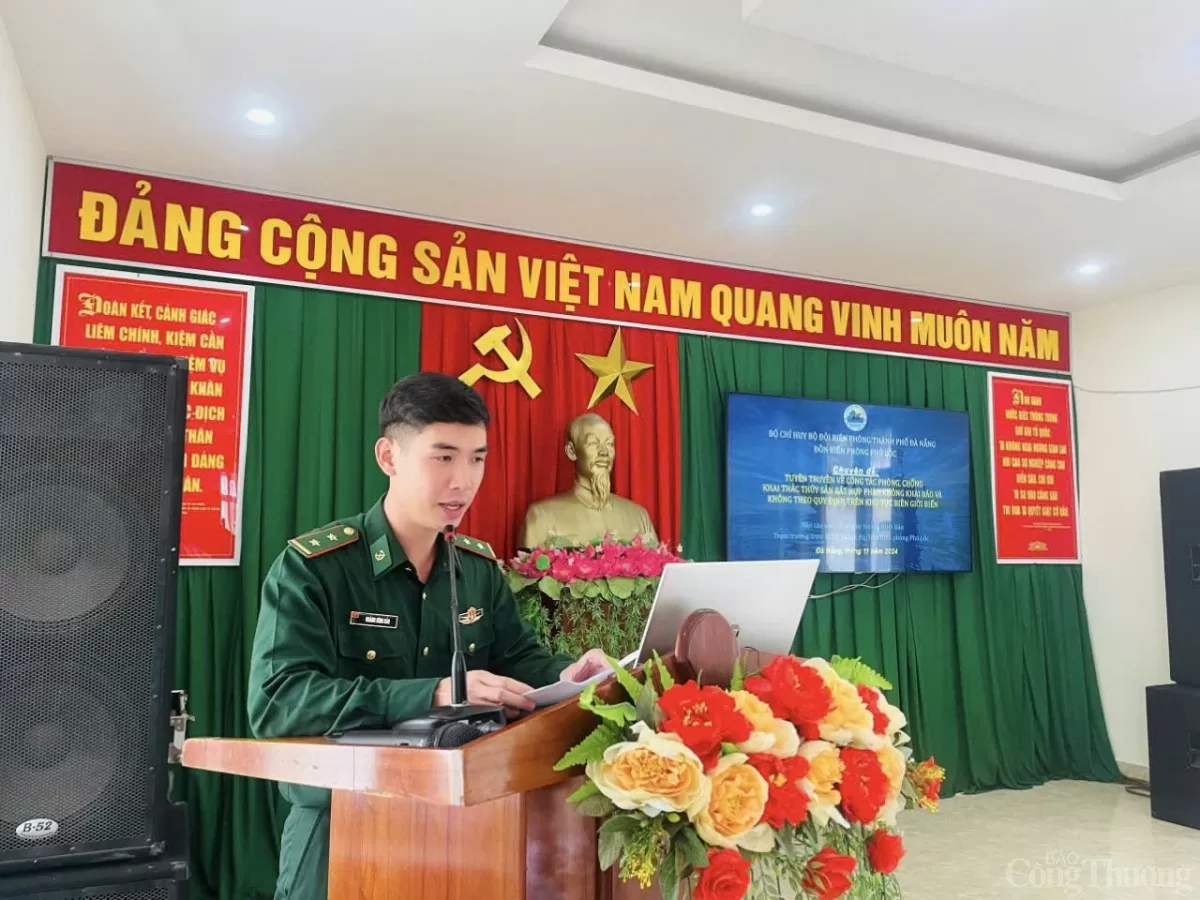 Đồng chí Trung uý Hoàng Đình Bảo - Trạm trưởng Trạm Kiểm soát Biên phòng Thanh Hà phát biểu, tuyên truyền đến bà con ngư dân về công tác phòng, chống khai thác thuỷ sản bất hợp pháp, không khai báo và không theo quy định trên khu vực biên giới biển.