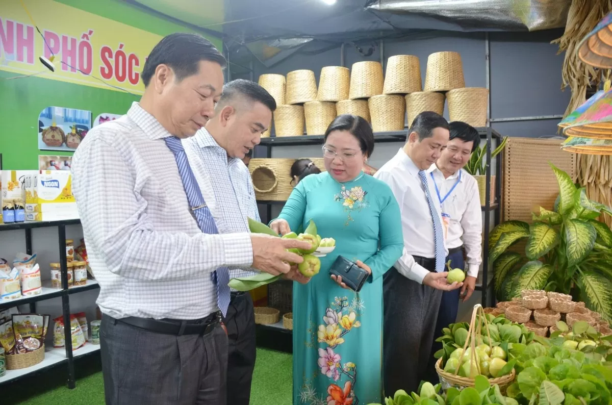 Lãnh đạo tỉnh Sóc Trăng tham quan gian hàng tại hội chợ. Ảnh: Mỹ  Linh