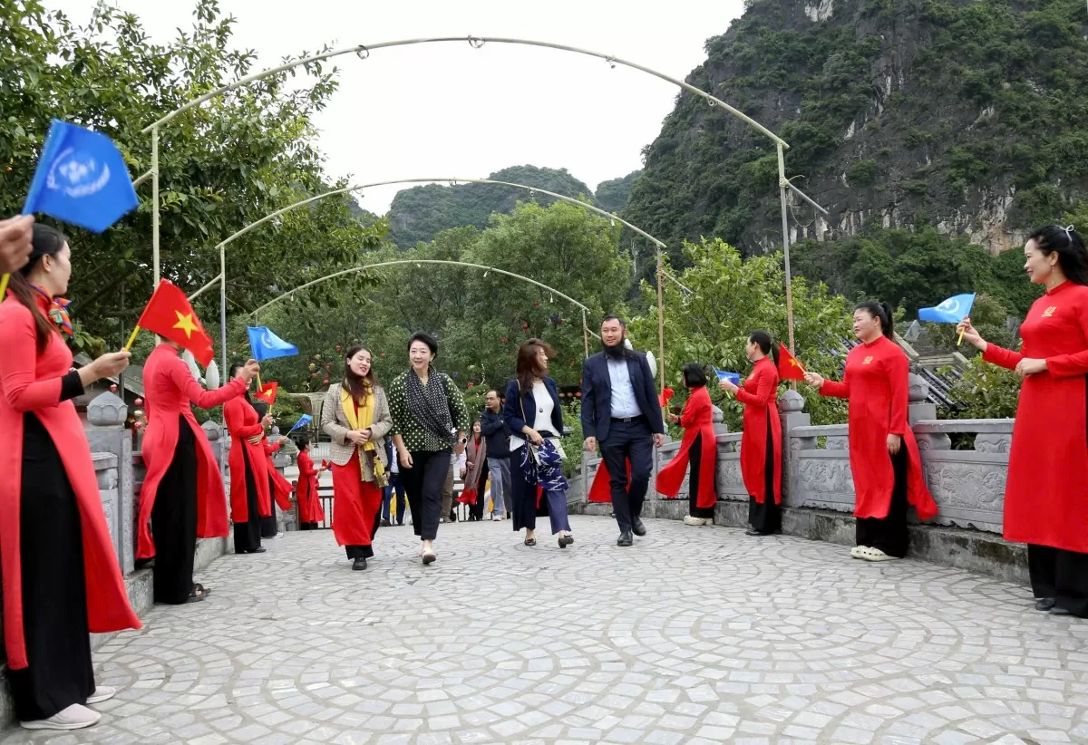 Đoàn công tác của Tổ chức UNESCO nhân chuyến thăm chính thức Việt Nam đã có nhiều hoạt động tại Ninh Bình.