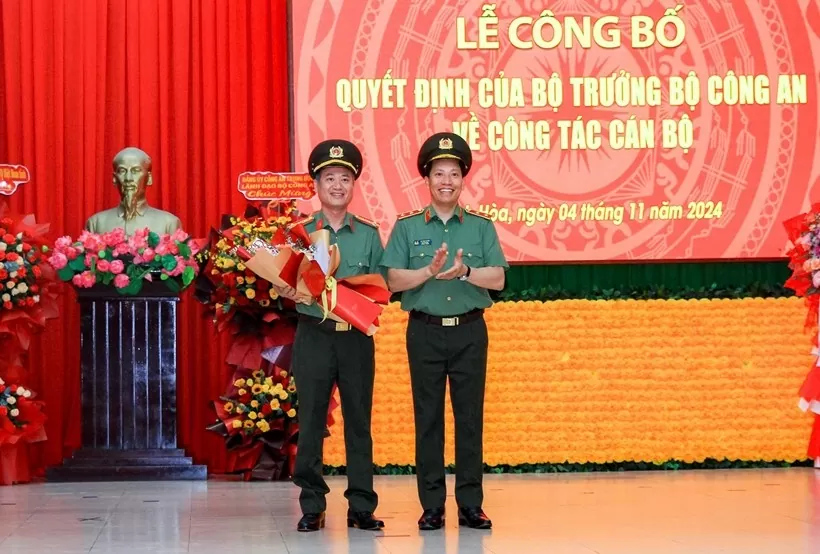  Trung tướng Lê Văn Tuyến- Thứ trưởng Bộ Công an tặng hoa chúc mừng Đại tá Nguyễn Thế Hùng nhận nhiệm vụ mới/ ANTV Khánh Hòa.