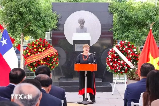 Nguyên Tổng thống Chile Michelle Bachelet phát biểu tại lễ dâng hoa trước Tượng đài Chủ tịch Hồ Chí Minh. (Ảnh: Lâm Khánh/TTXVN)