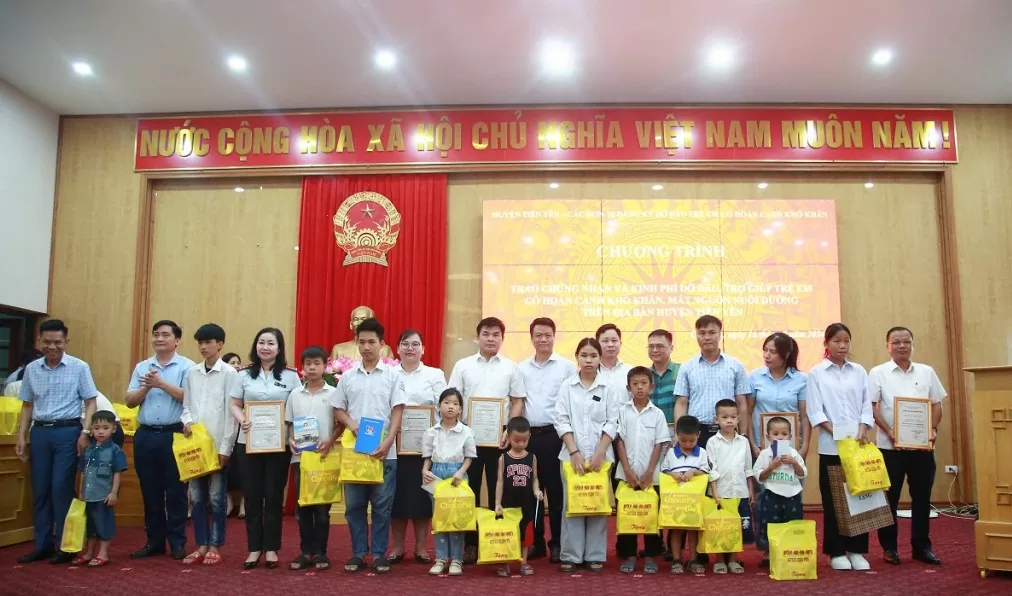 Lãnh đạo các cơ quan, ban, ngành của tỉnh trao kinh phí hỗ trợ đỡ đầu cho trẻ em có hoàn cảnh khó khăn trên địa bàn huyện Tiên Yên (tháng 7/2024) - Ảnh: Trần Hoàn