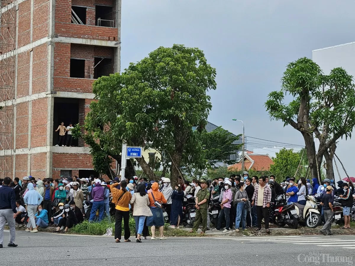 Hàng trăm người dân là khách hàng của công ty GFDI kéo đến trụ sở công ty này hôm 8/11 khi nghe tin công ty mất khả năng chi trả