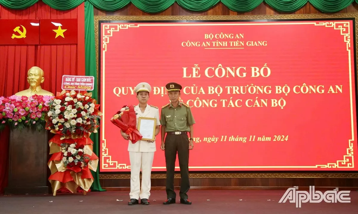 Thừa ủy quyền của Bộ trưởng Bộ Công an, Đại tá Nguyễn Văn Nhựt, Ủy viên Ban Thường vụ Tỉnh ủy, Giám đốc Công an tỉnh Tiền Giang trao Quyết định bổ nhiệm Phó Giám đốc Công an tỉnh Tiền Giang cho Thượng tá Trần Văn Tròn. Ảnh: Chinhphu.vn