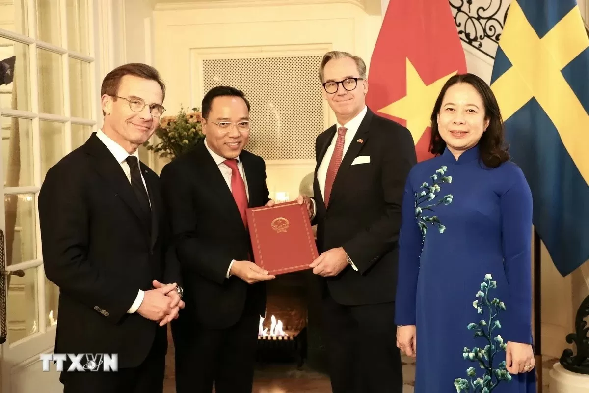 Phó Chủ tịch nước Võ Thị Ánh Xuân và Thủ tướng Vương quốc Thụy Điển Ulf Kristersson chứng kiến lễ trao Bản ghi nhớ hợp tác.