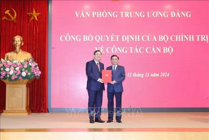 Đồng chí Trần Cẩm Tú, Ủy viên Bộ Chính trị, Thường trực Ban Bí thư, Chủ nhiệm Ủy ban Kiểm tra Trung ương trao Quyết định cho đồng chí Phạm Gia Túc.