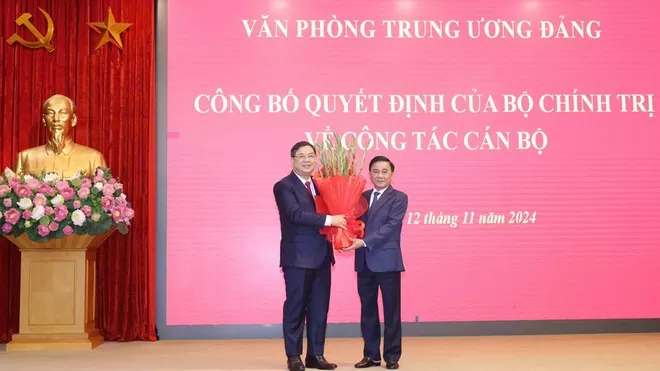 Đồng chí Trần Cẩm Tú, Ủy viên Bộ Chính trị, Thường trực Ban Bí thư, Chủ nhiệm Ủy ban Kiểm tra Trung ương trao Quyết định cho đồng chí Phạm Gia Túc. Ảnh: ANTĐ