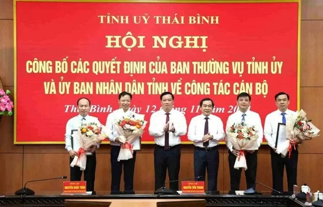 Các đồng chí: Nguyễn Tiến Thành, Phó Bí thư Thường trực Tỉnh ủy, Chủ tịch HĐND tỉnh; Nguyễn Khắc Thận, Phó Bí thư Tỉnh ủy, Chủ tịch UBND tỉnh trao quyết định và tặng hoa chúc mừng các đồng chí được luân chuyển, điều động. Ảnh: Nam Hồng