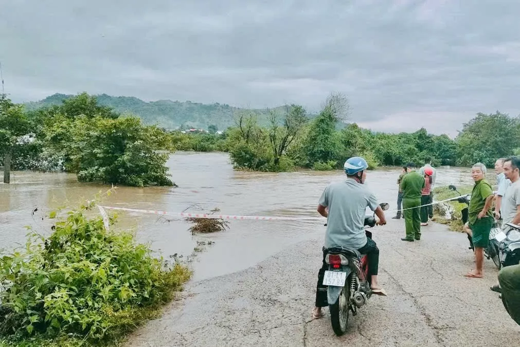 Gia Lai: Ngầm tràn ngập do mưa lớn kéo dài khiến 200 hộ dân bị cô lập