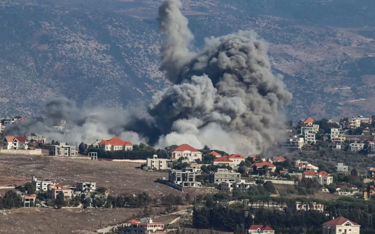 Khói bốc lên từ miền nam Lebanon sau đợt không kích của Israel. Ảnh: AFP