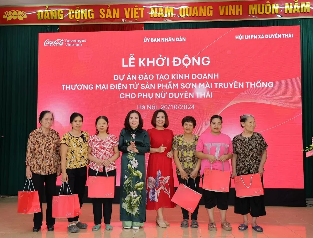 Công ty Coca-Cola Việt Nam: Đào tạo kinh doanh thương mại điện tử từ sản phẩm sơn mài truyền thống