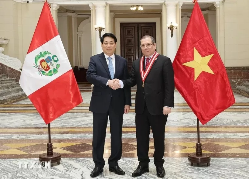 Chánh án Toà án Tối cao Peru Javier Arévalo Vela đón Chủ tịch nước Lương Cường.