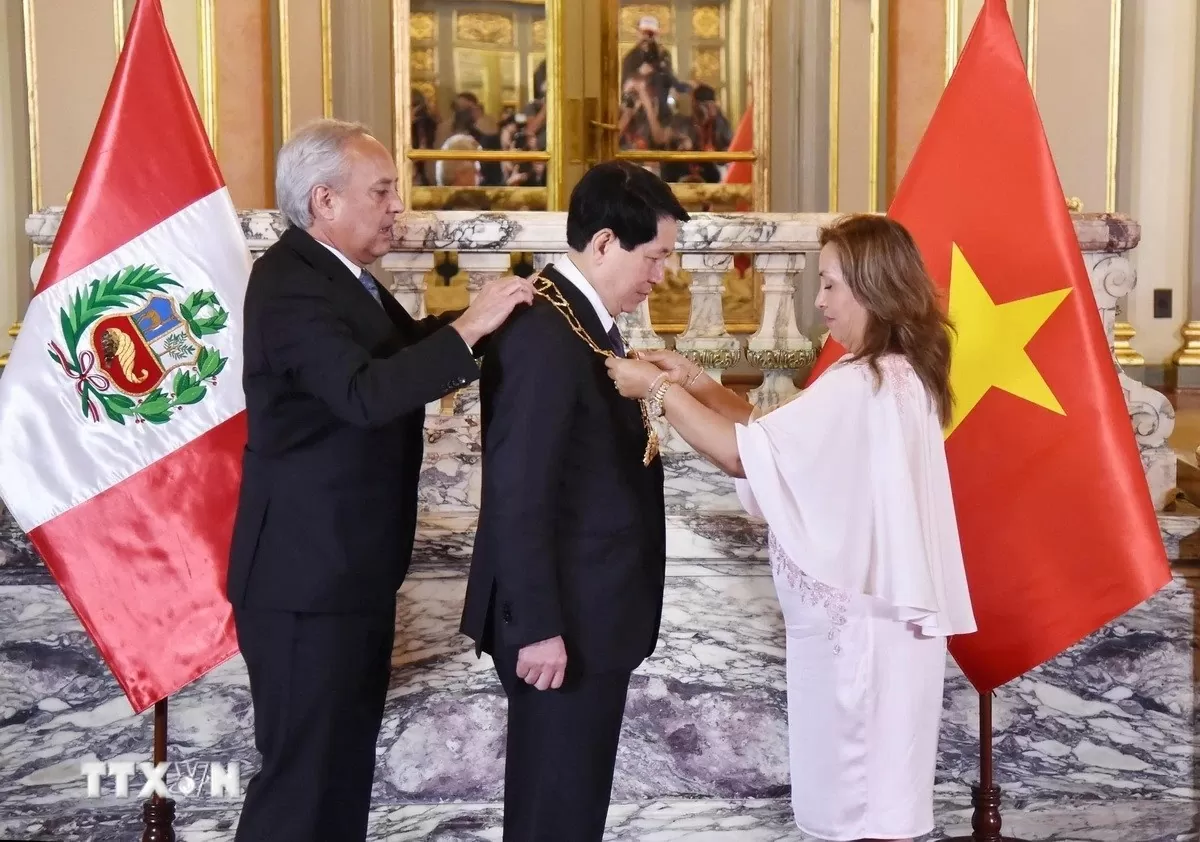 Tổng thống Dina Ercilia Boluarte Zegarra trao Huân chương “Mặt trời Peru” cấp Đại Thập tự tặng Chủ tịch nước Lương Cường