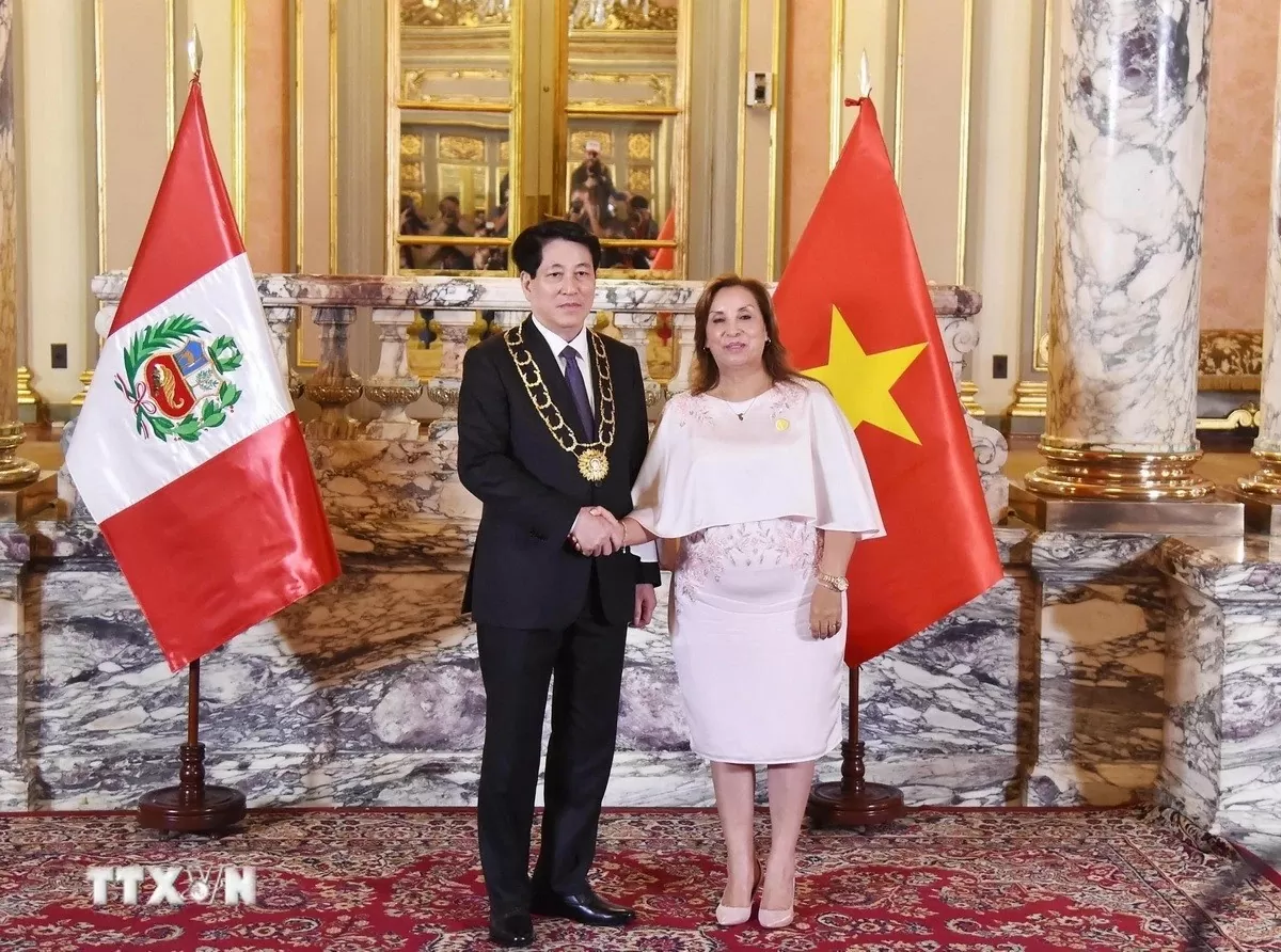 Tổng thống Dina Ercilia Boluarte Zegarra trao Huân chương “Mặt trời Peru” cấp Đại Thập tự tặng Chủ tịch nước Lương Cường