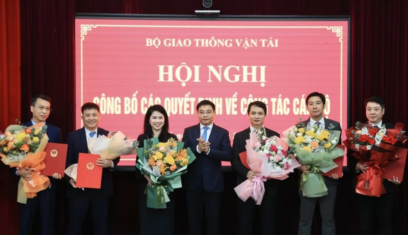 Bộ trưởng Bộ GTVT Nguyễn Văn Thắng trao quyết định và tặng hoa chúc mừng các cán bộ được điều động, bổ nhiệm. Ảnh: Báo Giao thông