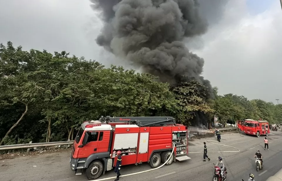 ha noi chay lon kem tieng no tai huyen dong anh cot khoi cuon cuon