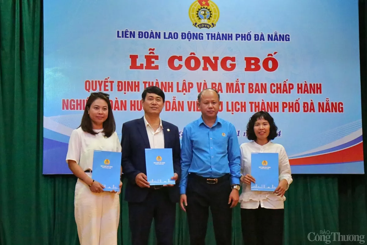 Lãnh đạo Liên đoàn Lao động TP. Đà Nẵng trao Quyết định thành lập và ra mắt Ban Chấp hành Nghiệp đoàn Hướng dẫn viên du lịch TP. Đà Nẵng