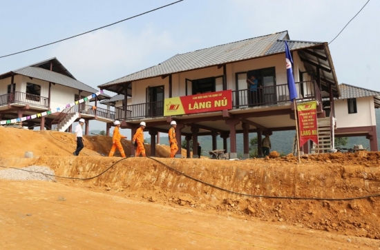 pc lao cai than toc dua dien luoi quoc gia ve khu tai dinh cu lang nu