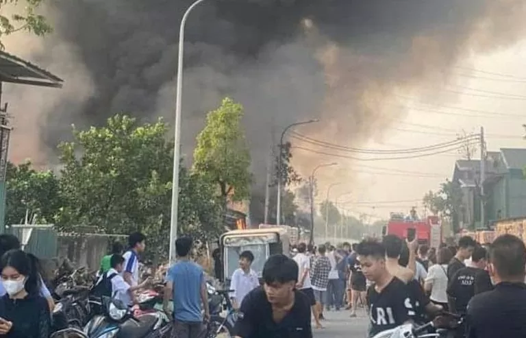 ha noi chay lon kem tieng no tai xuong bao bi tren dia ban huyen hoai duc khoi den mu mit