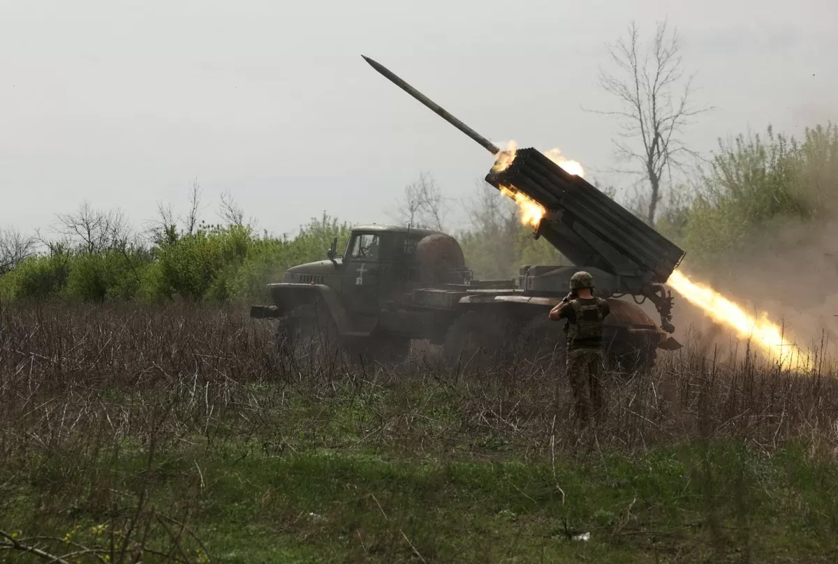 Pháo phản lực BM-21 Ukraine khai hỏa gần Kupyansk ngày 18/4. Ảnh: AFP.