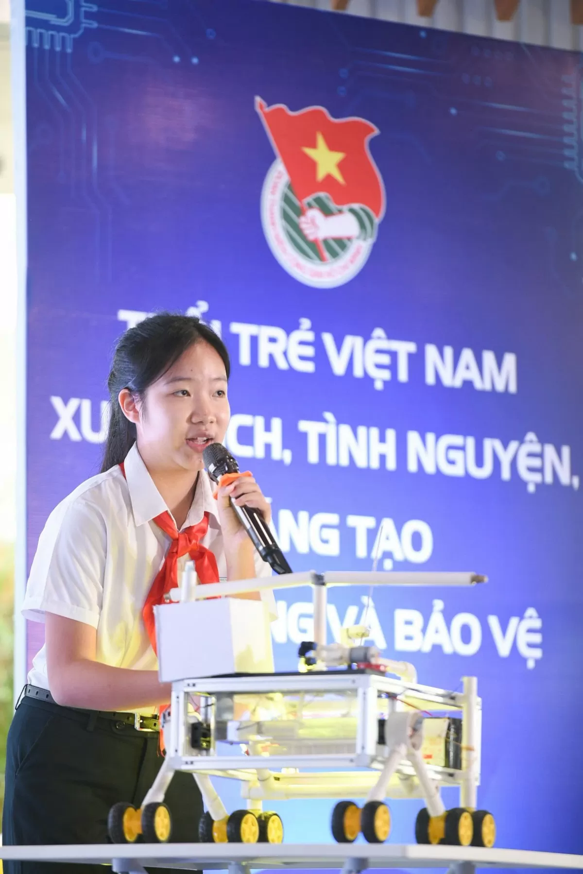 Bạn Nguyễn Quỳnh Anh (Trường THCS Nguyễn Thị Định, Q.Cẩm Lệ, TP. Đà Nẵng) thuyết trình về sáng kiến “Máy gieo hạt tích hợp phun thuốc trừ sâu điều khiển bằng điện thoại thông minh.” Đây là giải pháp tiềm năng cho việc hiện đại hoá nông nghiệp, giúp nâng c